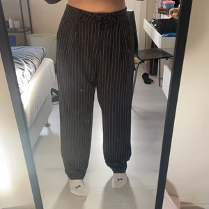 kostymbyxor  - säljer nu mina jättefina randiga kostymbyxor då de är för stora för mig och därför inte kommer till användning. jättesköna och fina!! 