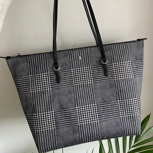 Lauren Ralph Lauren väska - Väska från Lauren Ralph Lauren. 🎁🛍Köpt för 1200 kr. Frakt ingår ej. Om flera är intresserade blir det budgivning.🙌🏻