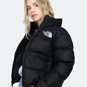 The north face jacka - Säljer en assnygg north face jacka😩😍 den har några små hål som jag kan skicka bild om det önskas! Nypris är ca 3000kr!!! Den är helt perfekt nu till vintern också😁❤️‍🔥❤️‍🔥 Bud på: 1350kr. Köp direkt för 1500kr