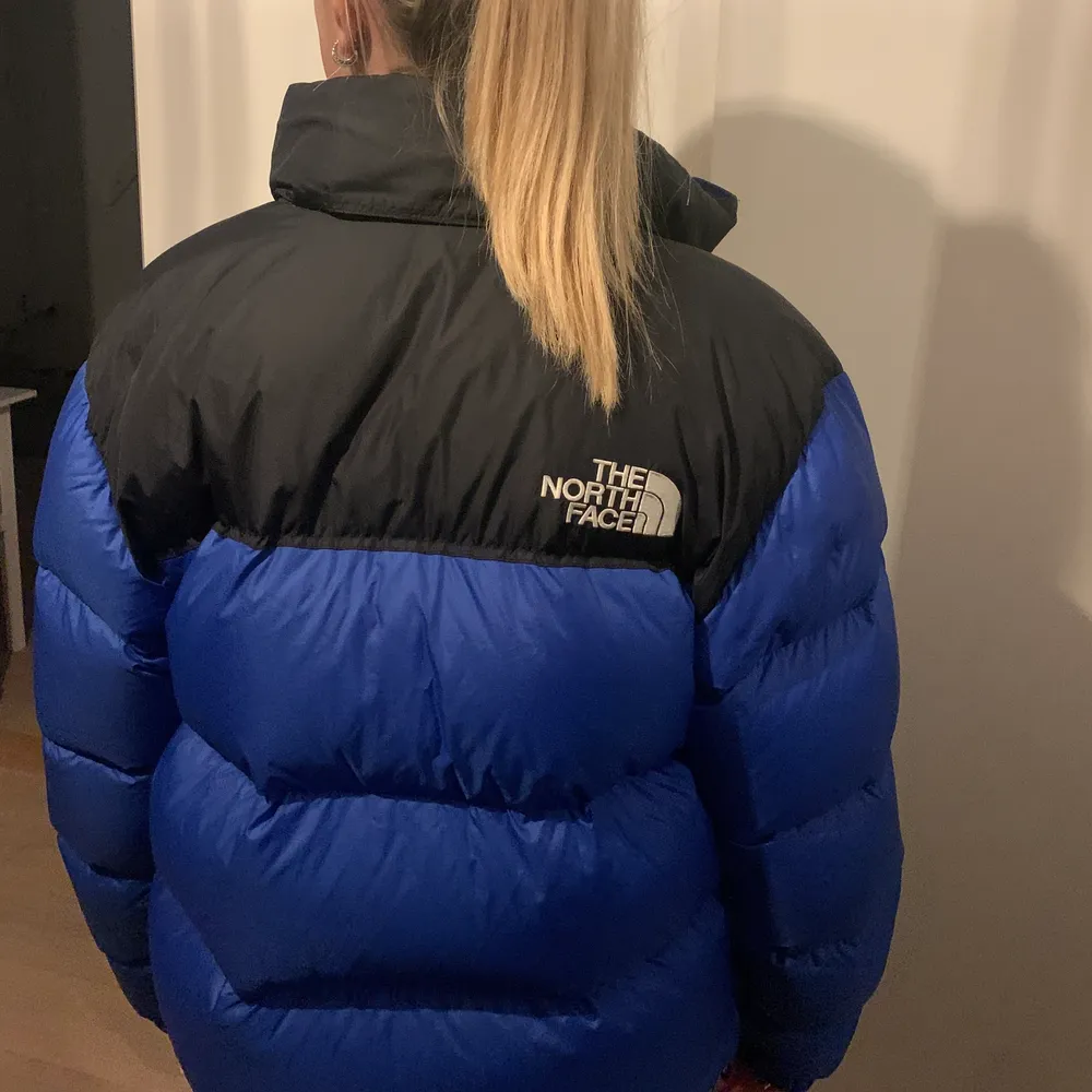 Säljer nu min varma och sköna north face jacka i modellen Retro Nuptse jacket. Sparsamt använd och bra skick. Passar bra och lite oversized på mig som i vanliga fall bär S/M. Jackor.