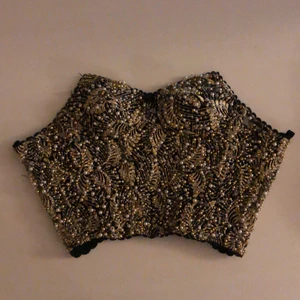 Glammig bustier storlek S - Skiiiiiiitfin bustier. Pärlbroderad och superglammig. Skulle bedöma kuporna som A. Skitsnygg till ett par välsittande tighta svarta byxor en utekväll. 