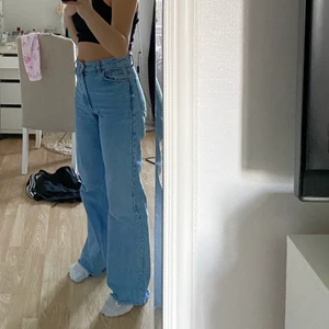 ZARA JEANS FULL LENGHT - Zara jeans i modellen 90s FULL LENGHT, fint skick! Storlek 38