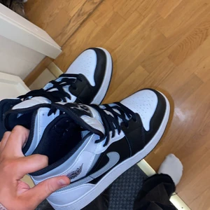 Jordans 1 - Säljer även mina vita fräscha Jordans 1 som knappt är använda💕