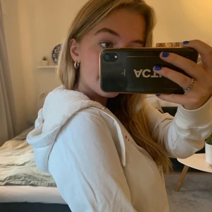 Vit luvtröja - Vit hoodie med rosa detaljer från race marine, innertyget i luvan är fluffigt🐑 Säljer även jeansen på andra bilden i en annan annons!