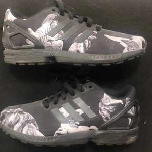 Adidas ZX Flux - Limited Edition tryck. 38,5 men sitter som en 39! med Original box 
