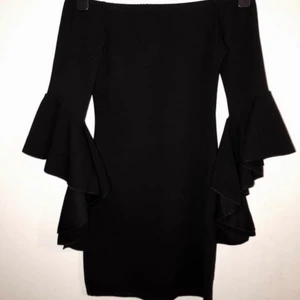 Klänning  - Klänning från Missguided med jättefina armar som endast blivit prövad. Inköpt på petite avdelningen så passar en xxs-xs.  