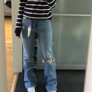 Trendiga jeans - Köpta på zalando, bershka för någon månad sedan. Kan sänka priset vid snabb affär! Lånad bild men det är exakt samma jeans, kom privat för egna bilder. Aldrig använda med alla lappar kvar!