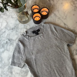 Grå topp från Topshop  - En grå topp från Topshop, använt några gånger. Storlek M. Alla bilder är mina och jag kan mötas i Nacka - eller så betalar du frakten ☺️ Hoppas på att denna fina får hitta ett nytt härligt hem⭐️