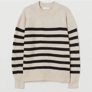 Randig tröja - Populär och slutsåld randig tröja från H&M. Köpt här på Plick och använd 3 ggr av tidigare säljare, har inte använt den själv. Lite nopprig. Storlek XS men passar även S.