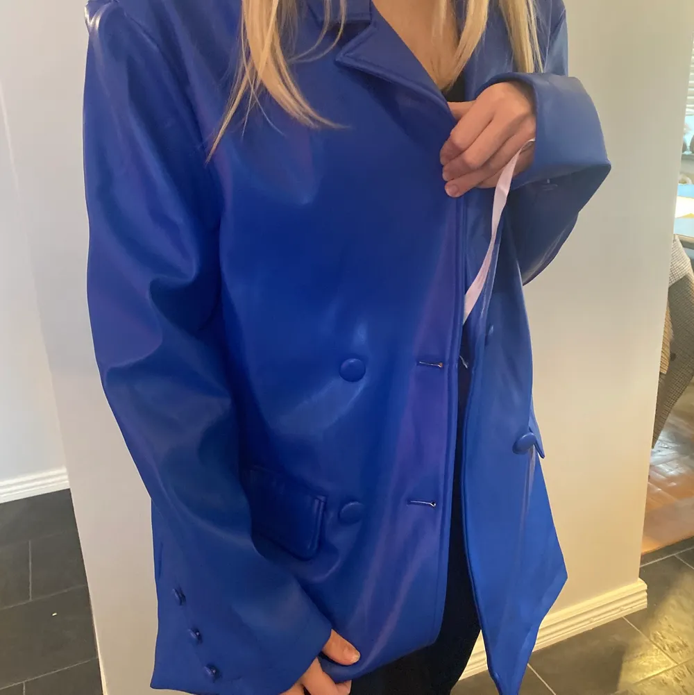 En as ball blå skinn blazer från missguided, värmer bra! kontakta mig vid frågor😇⭐️💕(kan även användas som klänning). Jackor.