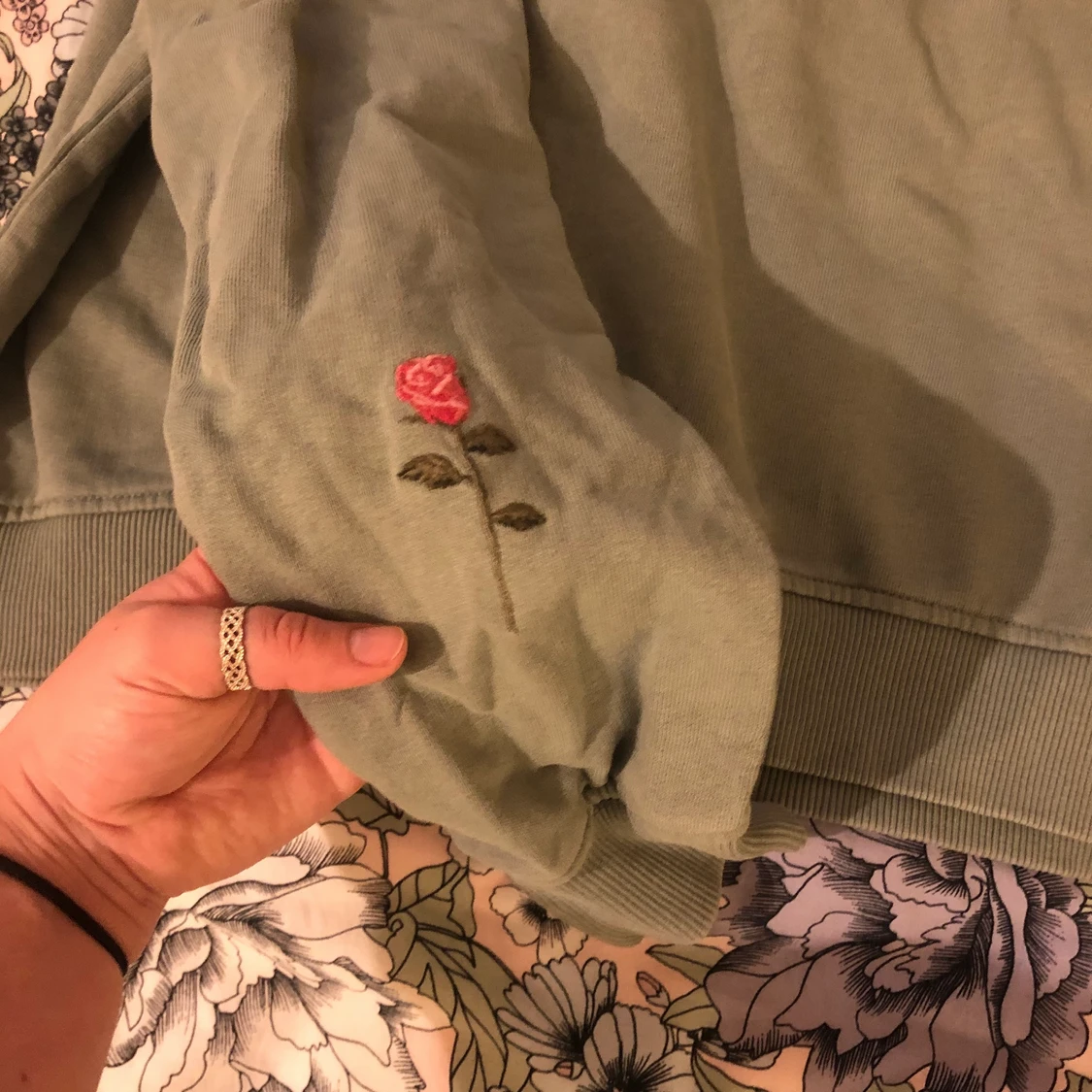 Grön kort sweatshirt i Strl M ✨ - 90