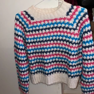 Stickad tröja - Otroligt skön stickad tröja från Zara! Inte stickig alls! Använd endast en gång, säljer då jag inte fått den användning som jag trodde❤️ köparen står för frakt❣️