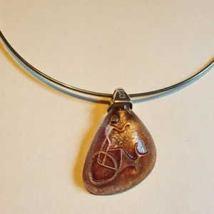 Glaskonstnär Mats Johansson Målerås  - Superfint halsband av glaskonstnär Mats Johansson Målerås,glas hänget  är infattade I äkta silver mästare stämplat.hänger i en hälsning,ej silver