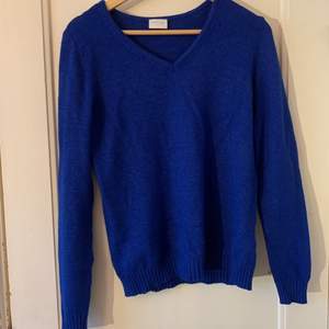 Säljer en blå jättefin och skön tröja från vila. Älskar den men den har tyvärr blivit för liten. Storlek S. Färgen är lite ljusare än var den är på bilden. 