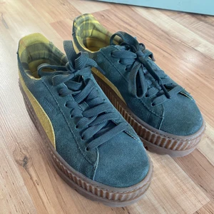 Puma x Rihanna  - Säljer ett par asballa skor från pumas kollektion med ”fenty by rihanna”!! Storlek 37.5, som 38. Använda ca 2 gånger, så de är som nya✨ Säljer pga att jag helst håller mig till af1 eller jordans🥰 bara att skriva om ni har frågor! Jag köpte de på Afound för 800kr✨