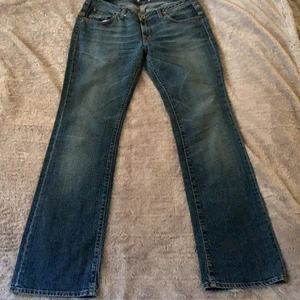 Blåa Guess jeans W29 - Vintage jeans från Guess som är i bra skick utöver mindre slitage vid benöppningen