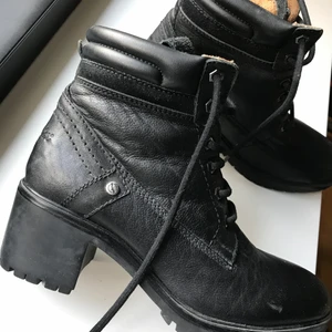 Skor - Säljer dessa skor jag köpte i Finland, köptes för cirka 500kr men säljer dem för 200. Använt några få gånger💕💕