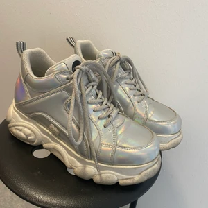 Silvriga buffalos!  - Buffalos silvriga, max använda 10 ggr. Nypris runt 1600kr.