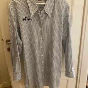 Skjortklänning från Zadig & Voltaire  - Skjortklänning i strl. XS från Zadig💖 Ordinariepris 2800kr. Köpare står för frakt✨