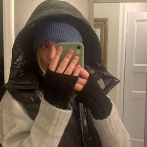 Torgvantar - Svarta trendiga torgvantar. Råkade beställa två st så säljer det ena paret. Stickat mönster på vilket syns bäst på den andra bilden💌