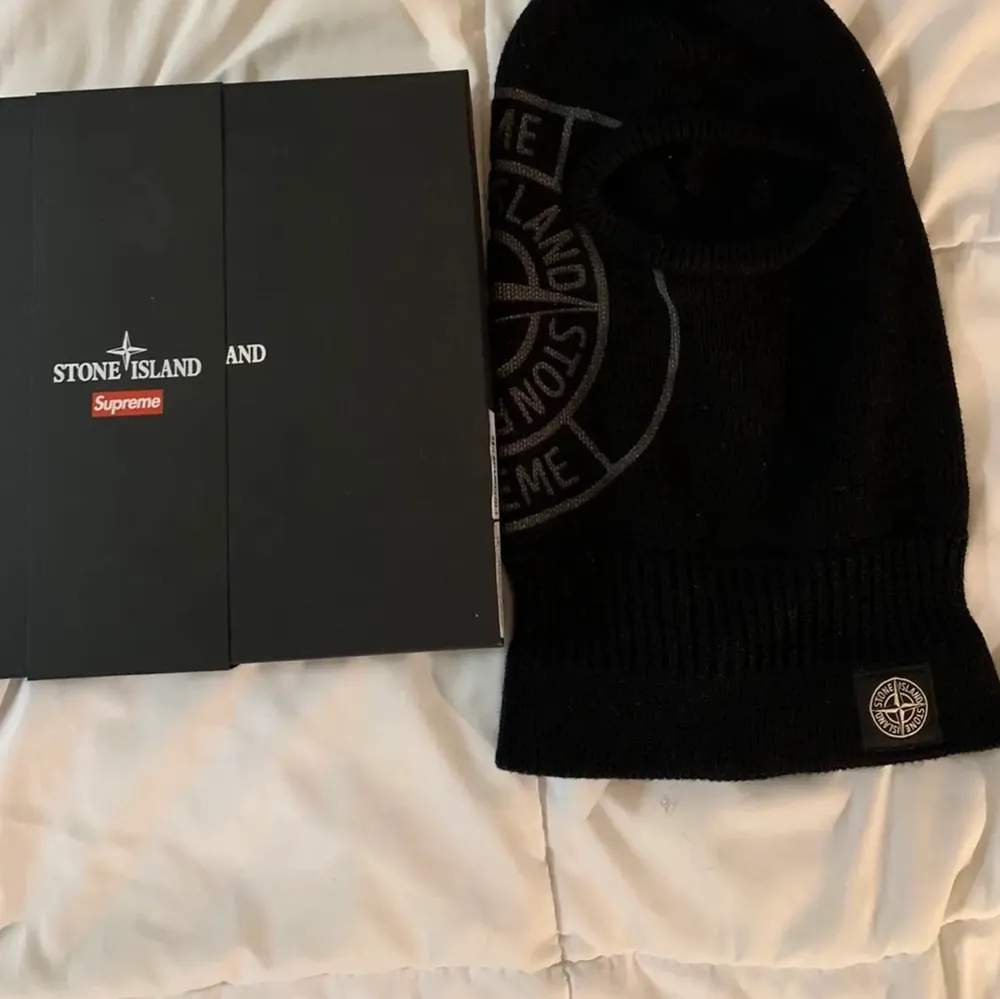 Supreme x stone island balaklava, väldigt rare! En av de stora sammanarbeta som Supreme har gjort! Den är oanvänd. Mer bild om önskas . Övrigt.