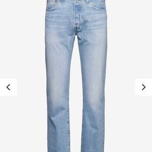 Ljusblå Jeans säljs, mycket bra skick samt att de knappt är använda.