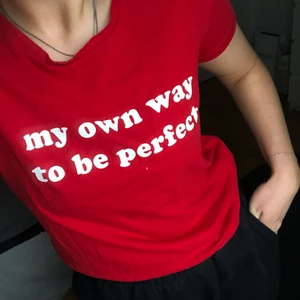 T-shirt Pull & Bear - Nästintill oanvänd o säljs pga för liten enligt min smak…✨ Äälskar modellen o den röda färgen är superfin!!