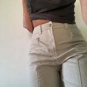 Beigea cargopants - Beigea cargopants från Lindex i storlek 36.  De är i bra skick, jag säljer de för att de är för korta för min smak (är 175 cm)✨