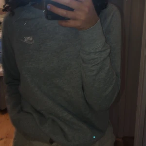 Nike sweatshirt  - jag säljer denna jätte snyga nike sweatshirt ifrån Asos is storlek M (passar på xs,s) också! Mitt pri 150kr + frakt