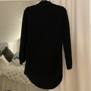 Stickad tröja/klänning  - En lång stickad tröja, men jag har även haft den som klänning då jag e 160. Så funkar som båda. Inte använd många gånger där av säljer jag den💕