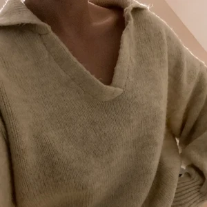 Stickad tröja  - Skitsnygg och TRENDIG V-ringad tröja i stickat, köpt från asos och är slutsåld och är i ny skick, den är oversize och skulle säga att den skulle passa xs-s💕köparen står för frakten💕