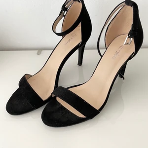 Strl 37  - Fina högklackade skor dock inte alldeles för höga ste 37