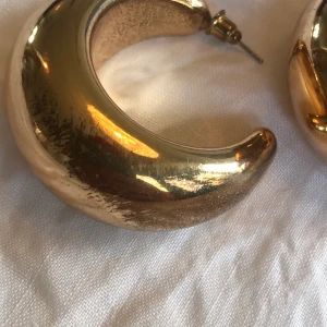 Stora örhängen  - Tre par stora örhängen, alla köpta från Monki ✨ dom guldiga örhängena är lite slitna men inget man tänker på från långt håll. Guldiga örhängen 30. Stora gula örhängen 50. Små gula örhängen 50. Allt för 100 (pris kan diskuteras)