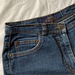 Lite utsvängda blåa jeans. Skulle inte säga att de är lågmidjade men inte högmidjade heller. Väldigt fina och köpta på second hand💙 dm för frågor/om du vill köpa. Pris kan diskuteras <3