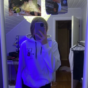  Hoodie Från zalando S - En vitt hoodie med tryck både bak och fram. Den är i bra skick. Jag är en XS/S. Köparen står för frakten 