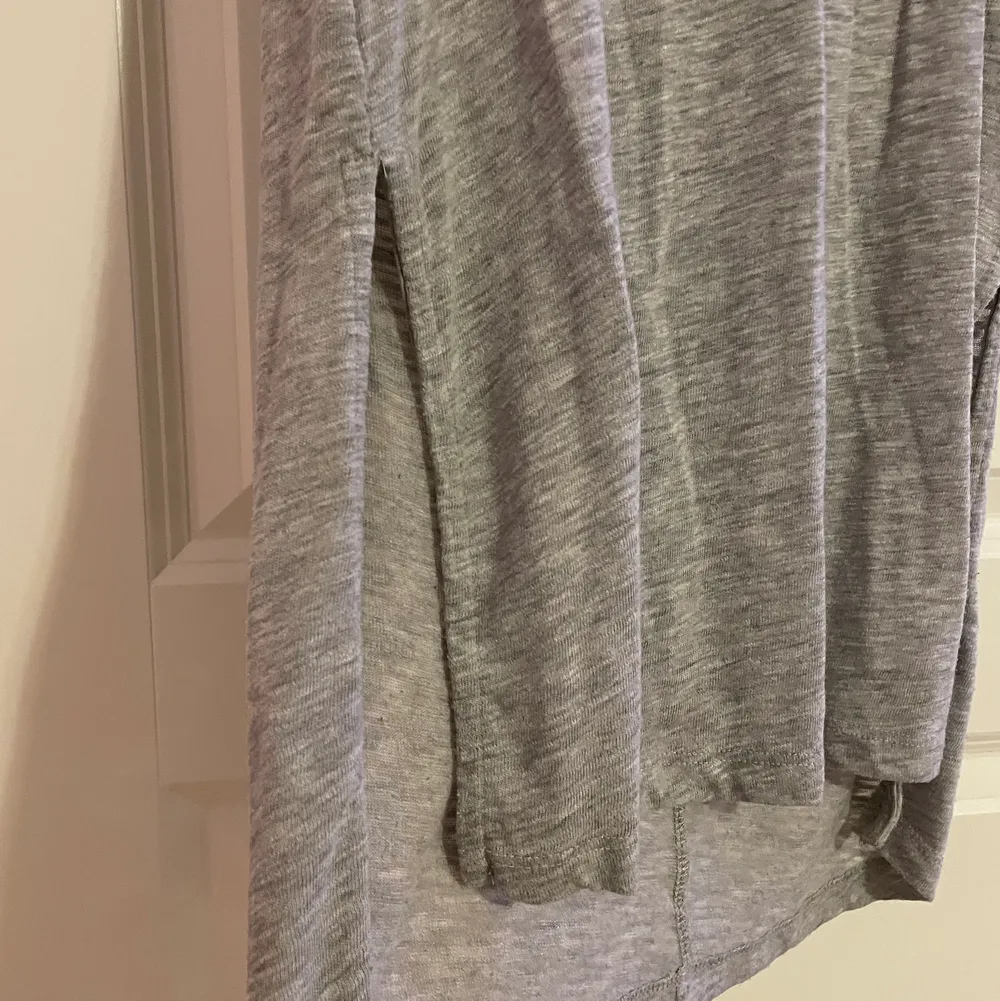 Ganska basic grå tröja med slits som knappt är använd. Storlek S. T-shirts.