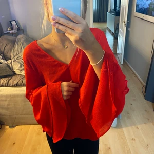 Röd blus - Jätte söt röd blus. Bra skick. Köparen står för frakten, kram💓