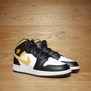 Nike Air Jordan 1 mid "Pollen" - Air Jordan 1 "Pollen"  - Size: Us 6y/Eu 38.5 - Price: 1299kr - Brand new - All og  For any further questions or pictures regarding the product, dm us or mail contact.yzyresell@gmail.com  When purchasing any kind of Jordans / Airforce 1’s / Sb dunk’s You always get a free pair of Crease shields from @creaseless.se