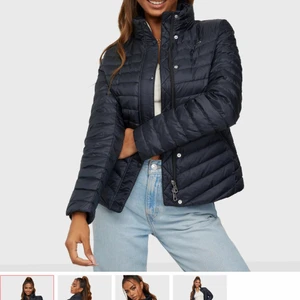 Gant dunjacka - Dunjacka köpt på Nelly, endast använd 2 gånger och är sprillans ny utan några defekter alls. Säljer bara pga att jag hittat en ny vinterjacka jag vill ha. I storlek 38, passar både en S-M. Nypris 2500kr. Ge seriösa bud. 