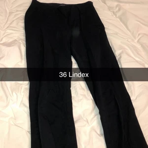 Tajta svarta kostymbyxor  - Säljer mina svarta tajta kostymbyxor i storlek 36 från Lindex. Sitter som en smäck och formar kroppen väldigt fint.