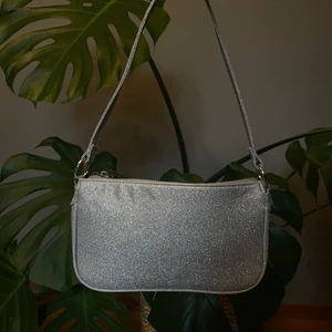 Glitter väska🤍 - Säljer denna fina glittriga väska. Jätte fin men kommer inte till användning. Bra skicka🤍 pris:130kr, vid fler intresserade blir det bud 
