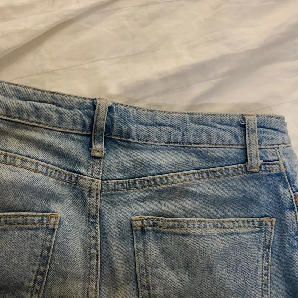 Säljer dessa jeans från Topshop, som sitter som en smäck, p.g.a. att jag har ett nästan identiskt par. Superfin blå färg enligt mig och i nyskick. Storlek: W26 L32. Inköpta för 549 kr. 💕 Säljer för 200kr exkl. frakt. Jeans & Byxor.
