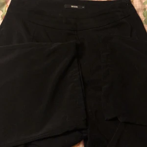 Svarta kostymbyxor - Då jag vuxit kring höften säljer jag dessa populära byxor från BikBok. De är upplagda och går ner till fotknölarna på mig som är 165cm lång.🖤 Stilrena och passar till nästan allt. Dragkedja i midjan.