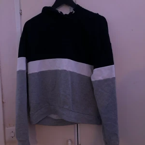 Hoodie med olika färger  - Jätte fin och varm hoodie i olika färger ❤️