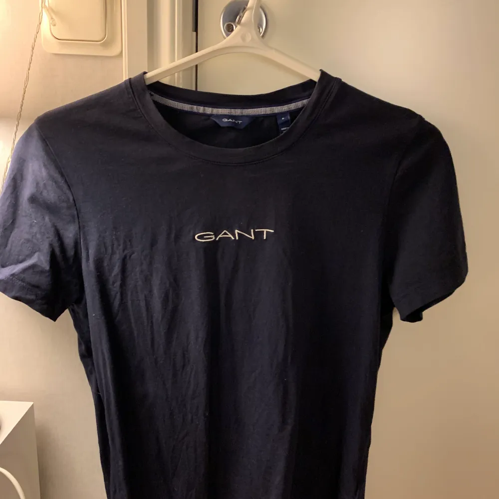 Mörkblå T-shirt från Gant. Aldrig använd endast testad 🥰. T-shirts.
