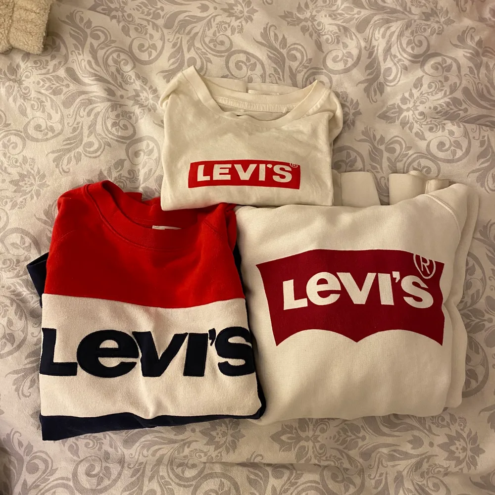 Säljer ett Levis paket med en Hoddie, tröja och T-shirt. Inget av dessa plagg är använda mycket därför säljer jag alla för 300kr plus frakt 66kr. Tröjor & Koftor.