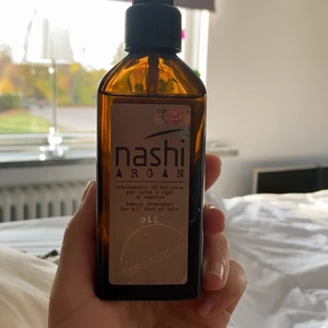 Nashi hårolja - Nästan helt full. Taget några pump. 