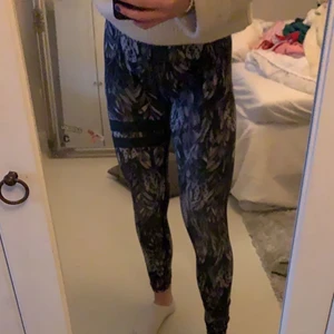 Stronger tights  - Säljer mina stronger tights då jag tröttnat på dom. Men jätte sköna, ganska använda och stretchiga tights som sitter på plats. 