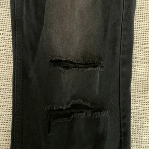 Jeans  - Svarta, slitna 