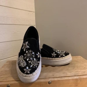 Skor - Fina slip ons. Storlek 37. Några stenar har ramlat av men inget som syns. 